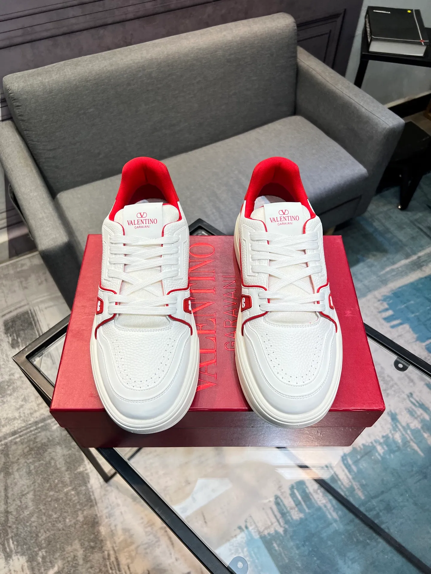 Men's men's shoes 💰660 𝑽𝒂𝒍𝒆𝒏𝒕𝒊𝒏𝒐 Valentino 𝑶𝒏𝒆𝑺𝒕𝒖𝒅 Couple's sneaker series Valentino 2025 latest couple's sneakers, celebrity style, hot sale. The original ZP was purchased and dismantled. Repeated pattern making and modification. I strive to restore the original version 1:1! Top luxury masterpiece, soft and comfortable, combining fashion and leisure, bringing excellent elegant texture and excellent on-foot comfort. Top purchase version upper: imported calfskin surface/original oil edge craftsmanship. Inner: water-dyed cowhide lining. Outsole: original development 𝐓𝐏𝐔 two-color combination outsole. Packaging: original configuration complete package. Code number: 35-44 yards. 34.45 can be customized. Can be customized (self-labeled-no label) order.